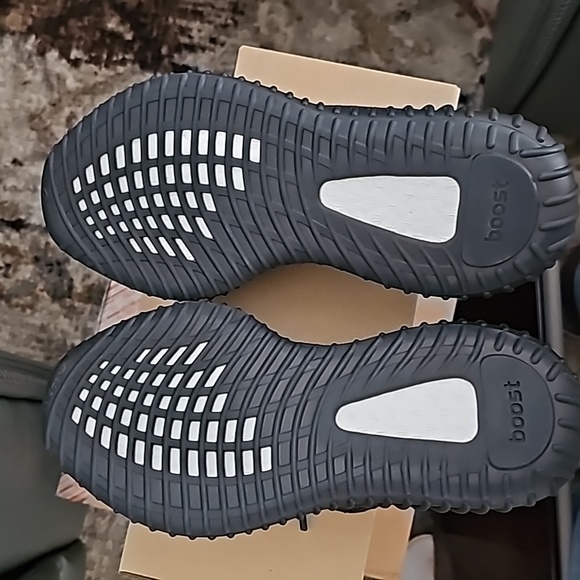Yeezy 350 V2 - Picture 7 of 7